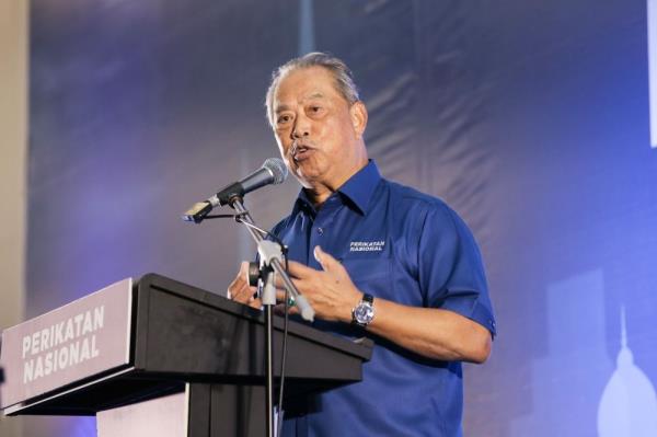 Muhyiddin sends legal demand to Anwar over Felda debt row